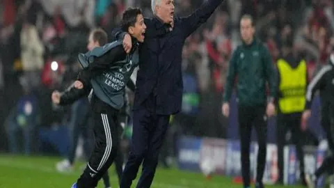 伍鹏在男子速度攀岩赛中喜夺银牌