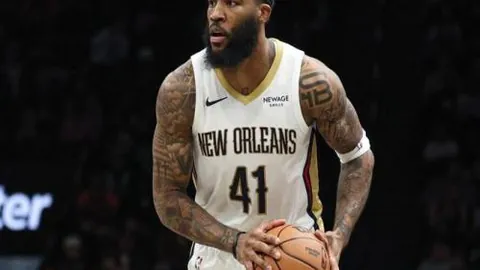 沙特球员误踩张玉宁引争议，场边瞬间成焦点